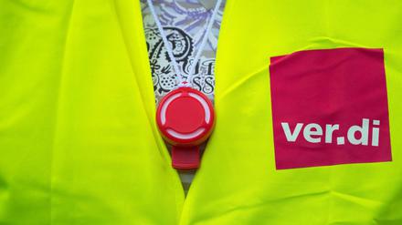 Teilnehmerin eines Warnstreiks der Gewerkschaften GEW und Verdi
