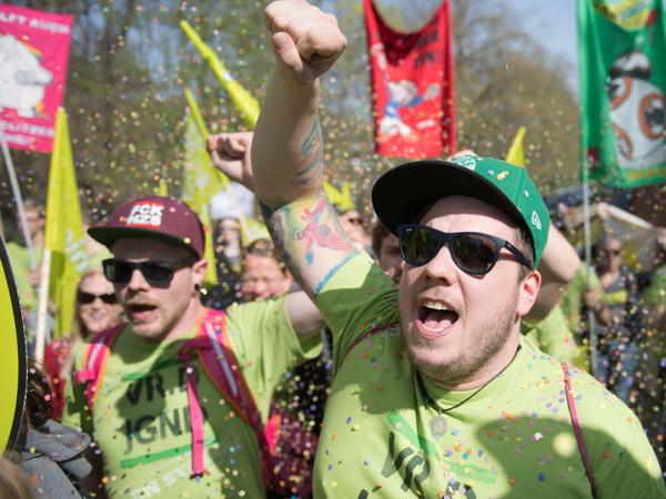 Mitglieder der Gewerkschaft Verdi demonstrieren für höhere Gehälter im öffentlichen Dienst.
