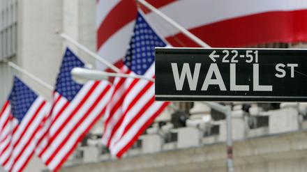 Blick auf US-Fahnen an der Fassade der Börse in der Wallstreet in New York