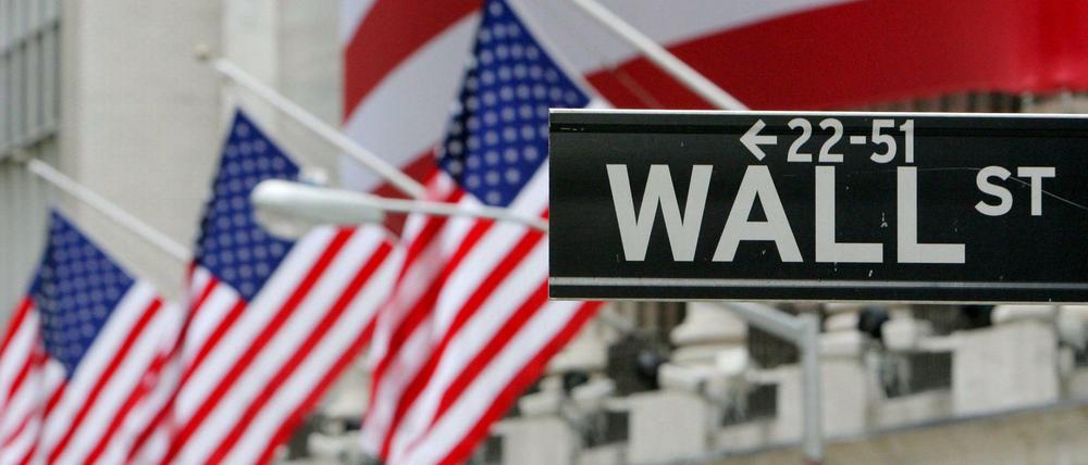 Blick auf US-Fahnen an der Fassade der Börse in der Wallstreet in New York