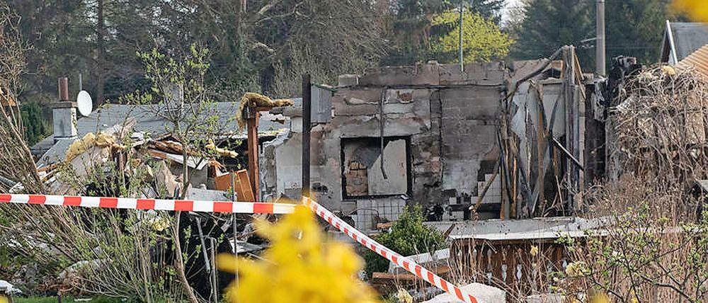 Die Trümmer der Laube, in denen die Feuerwehr den Toten fand.