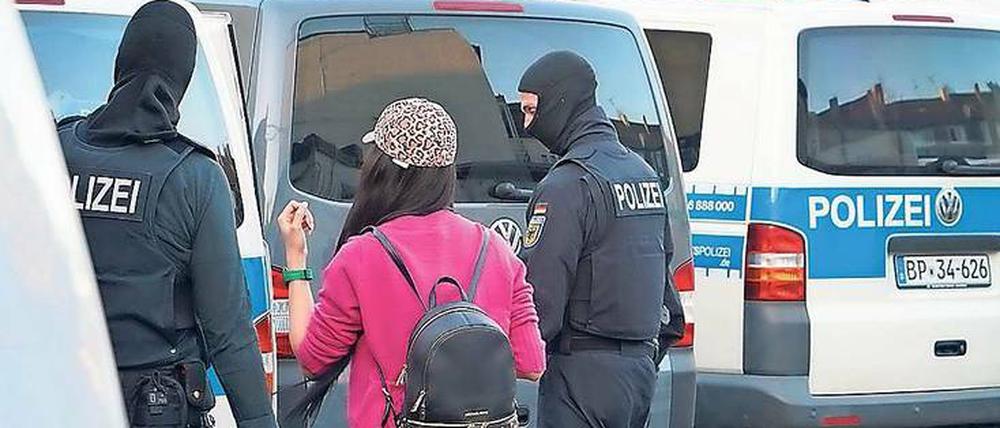 Rund 1500 Polizisten gingen in zwölf Bundesländern gegen organisierte Kriminalität im Rotlichtmilieu vor.