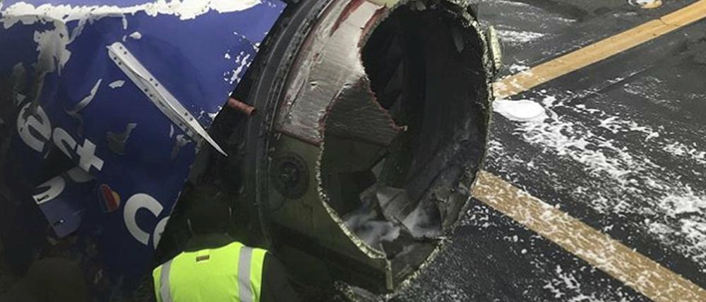 Die zerstörte Turbine eines Flugzeugs der Fluggesellschaft Southwest Airlines wird untersucht. In den USA ist eine Frau in einem Flugzeug nach Medienberichten erst von Teilen einer zerstörten Turbine getroffen und dann fast aus dem Fenster gerissen worden. Andere Fluggäste hätten sie festgehalten, berichteten mitreisende Passagiere im Sender CNN und auf Facebook. +++ dpa-Bildfunk +++