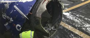 Die zerstörte Turbine eines Flugzeugs der Fluggesellschaft Southwest Airlines wird untersucht. In den USA ist eine Frau in einem Flugzeug nach Medienberichten erst von Teilen einer zerstörten Turbine getroffen und dann fast aus dem Fenster gerissen worden. Andere Fluggäste hätten sie festgehalten, berichteten mitreisende Passagiere im Sender CNN und auf Facebook. +++ dpa-Bildfunk +++