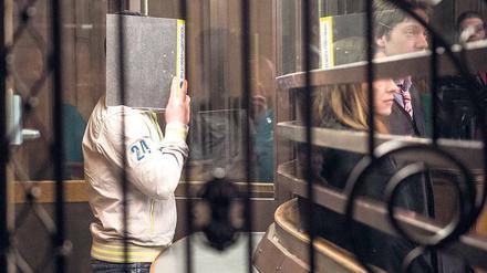 Der Angeklagte, der Susanne Fontaine im Tiergarten getötet haben soll, bestreitet die Tat. Damit das Gericht sein Alter feststellen kann, musste am Mittwoch eigens ein Gutachter aussagen.