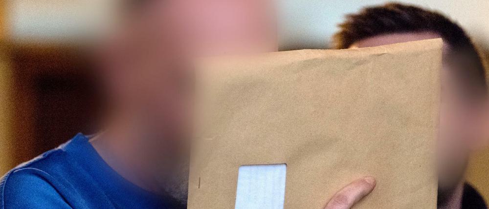 Der wegen Kindesmissbrauchs Angeklagte kommt in den Saal des Landgerichts in Freiburg.