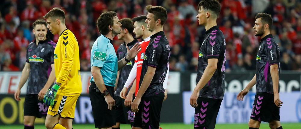 Die Spieler des SC Freiburg hatten reichlich Diskussionsbedarf nach der kuriosen Elfmeterentscheidung. 