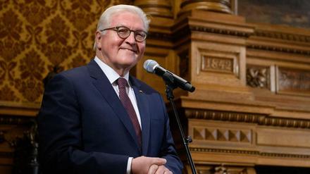 Bundespräsident Frank-Walter Steinmeier spricht im Rathaus in Hamburg. 