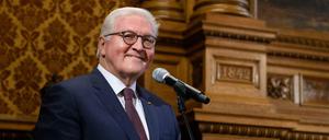 Bundespräsident Frank-Walter Steinmeier spricht im Rathaus in Hamburg. 