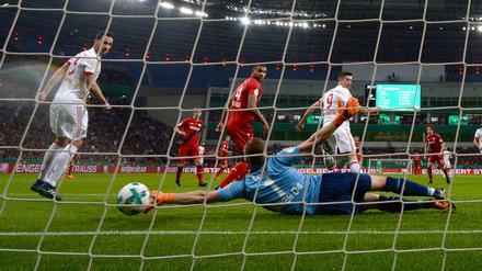 So kann’s gehen. Schon nach 125 Sekunden gingen die Bayern 1:0 in Führung. Lewandowski (9) hatte einen Schuss von Martinez mit der Hacke abgefälscht.