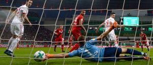 So kann’s gehen. Schon nach 125 Sekunden gingen die Bayern 1:0 in Führung. Lewandowski (9) hatte einen Schuss von Martinez mit der Hacke abgefälscht. 