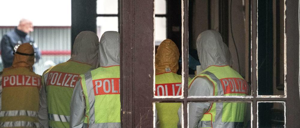 Polizisten räumen das Haus in der Kameruner Straße/Ecke Lüderitzstraße in Berlin. 