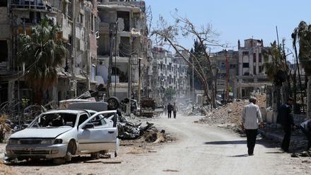 Zerstörte Häuser und Autos im syrischen Duma 