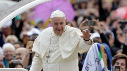 Papst Franziskus lädt die deutschen Bischöfe zu einem Gespräch ein.