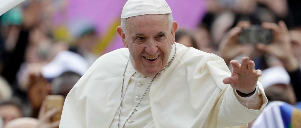 Papst Franziskus lädt die deutschen Bischöfe zu einem Gespräch ein.