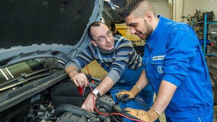 KfZ-Mechatroniker in der Werkstatt eines VW-Autohauses in Fürstenwalde (Brandenburg).