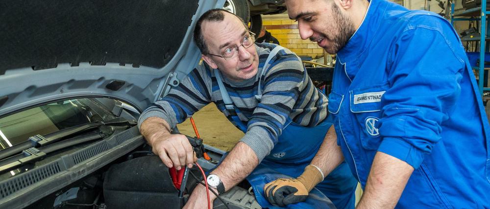 KfZ-Mechatroniker in der Werkstatt eines VW-Autohauses in Fürstenwalde (Brandenburg).