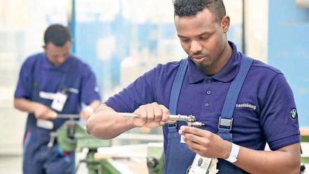 Der Auszubildende Abdi Jamal Awal misst ein Werkstück im Ausbildungszentrum des BMW-Werks Leipzig. Generell beginnen junge Ausländer nur halb so häufig eine Ausbildung wie junge Deutsche. 