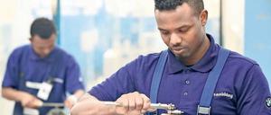 Der Auszubildende Abdi Jamal Awal misst ein Werkstück im Ausbildungszentrum des BMW-Werks Leipzig. Generell beginnen junge Ausländer nur halb so häufig eine Ausbildung wie junge Deutsche. 