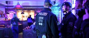 Polizisten bei einer Razzia (Symbolbild)