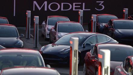 Wagen des ersten günstigeren Tesla-Fahrzeugs Model 3 stehen auf dem Fabrikgelände von Tesla. 