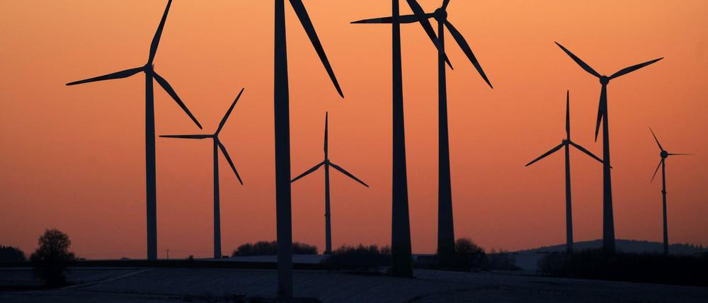 Windräder drehen sich im Licht der untergehenden Sonne bei Vasbeck, Hessen.