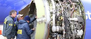 Ermittler untersuchen das zerstörte Strahltriebwerk der Maschine.