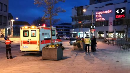 Rettungskräfte stehen vor einer Fußgängerpassage, in der bei einer Schlägerei unter Jugendlichen ein 15-Jähriger getötet worden ist. 