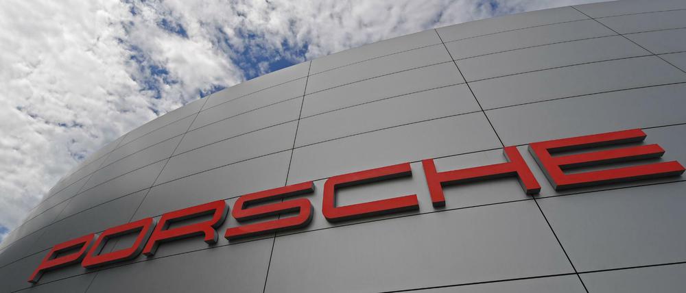Das Porsche-Logo an der Fassade einer Porsche-Niederlassung zu sehen