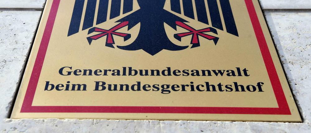 Ein Hinweisschild mit Bundesadler und dem Schriftzug "Generalbundesanwalt beim Bundesgerichtshof" an der Bundesanwaltschaft. 
