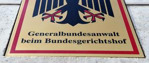 Ein Hinweisschild mit Bundesadler und dem Schriftzug "Generalbundesanwalt beim Bundesgerichtshof" an der Bundesanwaltschaft. 