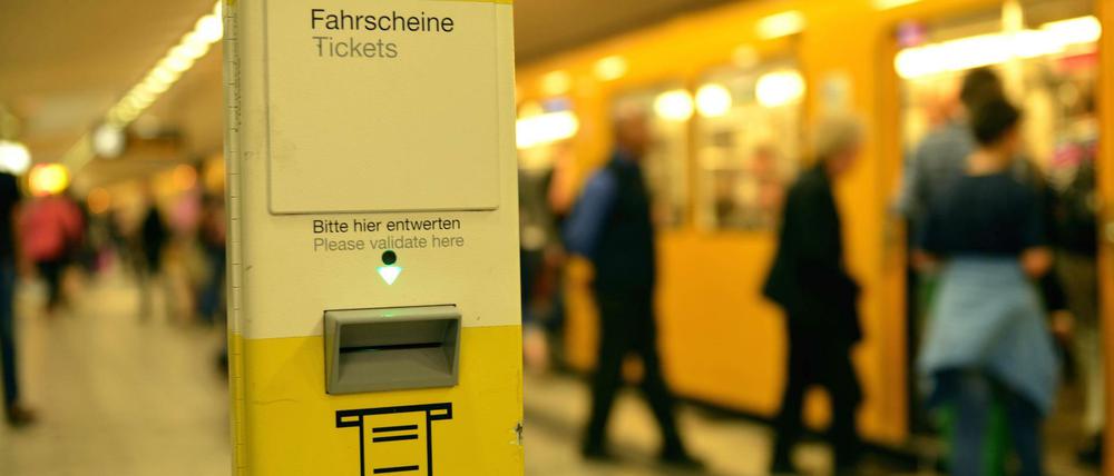 Fahrscheinentwerter auf Berliner U-Bahnhof.