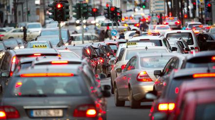 Autos stauen sich in der Nähe des Hauptbahnhofs Düsseldorf.