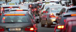 Autos stauen sich in der Nähe des Hauptbahnhofs Düsseldorf.