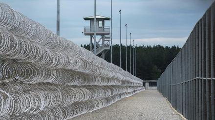 Reihen von Stacheldraht umzäunen die Lee Correctional Institution in South Carolina. 