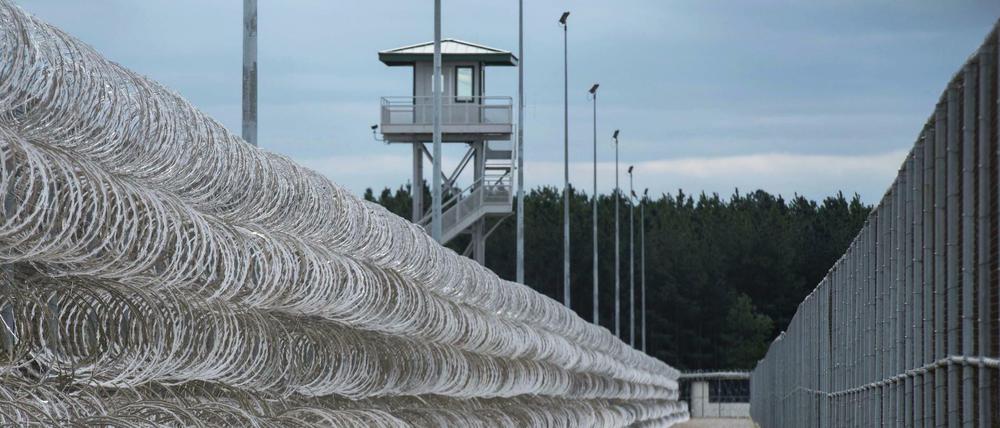 Reihen von Stacheldraht umzäunen die Lee Correctional Institution in South Carolina.
