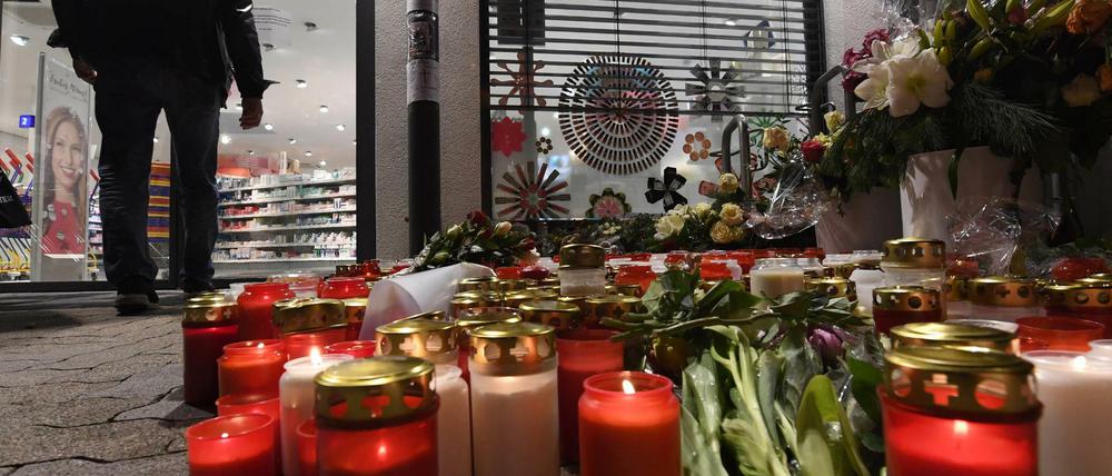 Kerzen und Blumen zum Gedenken an die von ihrem Ex-Freund erstochene 15-Jährige in Kandel.