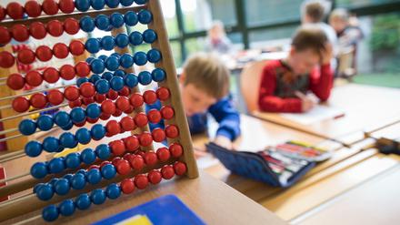 Die Schule mit Zweifeld-Sporthalle und Sportplätzen soll auf dem östlichen Grundstück an der Wolfshagener Straße entstehen