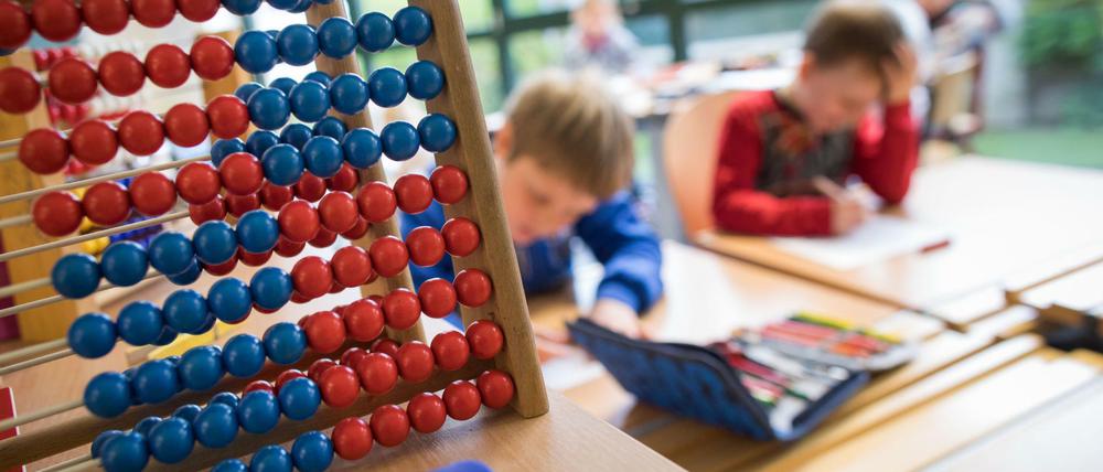 Die Schule mit Zweifeld-Sporthalle und Sportplätzen soll auf dem östlichen Grundstück an der Wolfshagener Straße entstehen