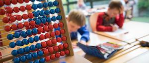 Die Schule mit Zweifeld-Sporthalle und Sportplätzen soll auf dem östlichen Grundstück an der Wolfshagener Straße entstehen