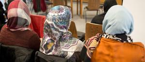Frauen mit Kopftüchern sitzen im Berliner Arbeitsgericht, wo über das Kopftuchverbot für Lehrerinnen an Berliner Schulen verhandelt wird.
