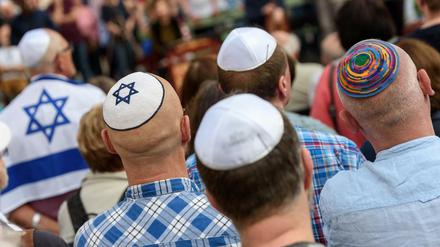 Viele Juden Tragen die Kippa als Zeichen ihres Glaubens.
