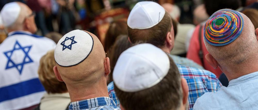 Viele Juden Tragen die Kippa als Zeichen ihres Glaubens.
