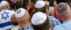 Viele Juden Tragen die Kippa als Zeichen ihres Glaubens.
