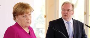 Bundeskanzlerin Angela Merkel (CDU) und Reiner Haseloff (CDU), Ministerpräsident von Sachsen-Anhalt. 