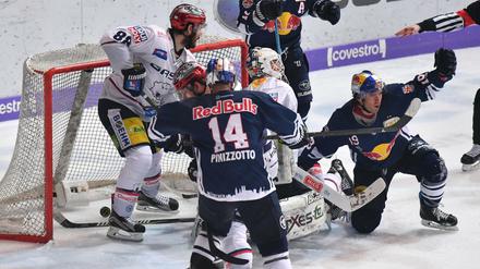 Jonathan Matsumoto (r) vom EHC Red Bull München jubelt über das 2:0 Tor gegen die Eisbären Berlin, das Torwart Petri Vehanen (M) und James Sheppard (l) von den Eisbären nicht verhindern können. 