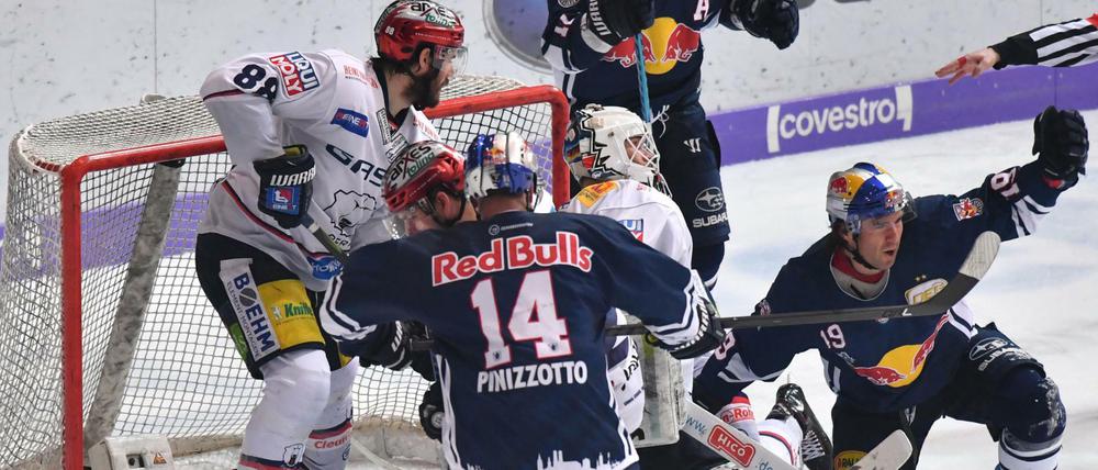 Jonathan Matsumoto (r) vom EHC Red Bull München jubelt über das 2:0 Tor gegen die Eisbären Berlin, das Torwart Petri Vehanen (M) und James Sheppard (l) von den Eisbären nicht verhindern können. 