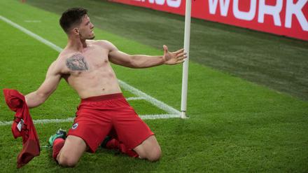 Frankfurts Torschütze zum 1:0, Luka Jovic, jubelt an der Eckfahne. 