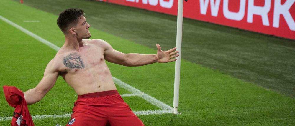 Frankfurts Torschütze zum 1:0, Luka Jovic, jubelt an der Eckfahne. 
