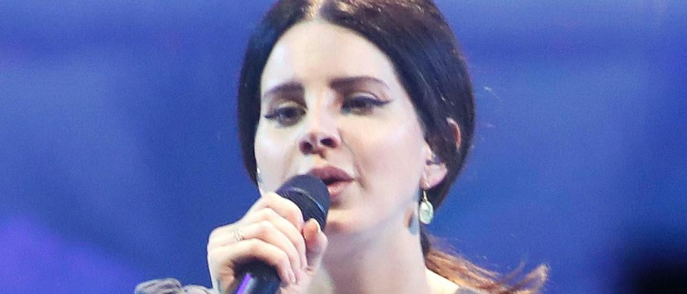 Lana del Rey singt in der Mercedes-Benz-Arena.